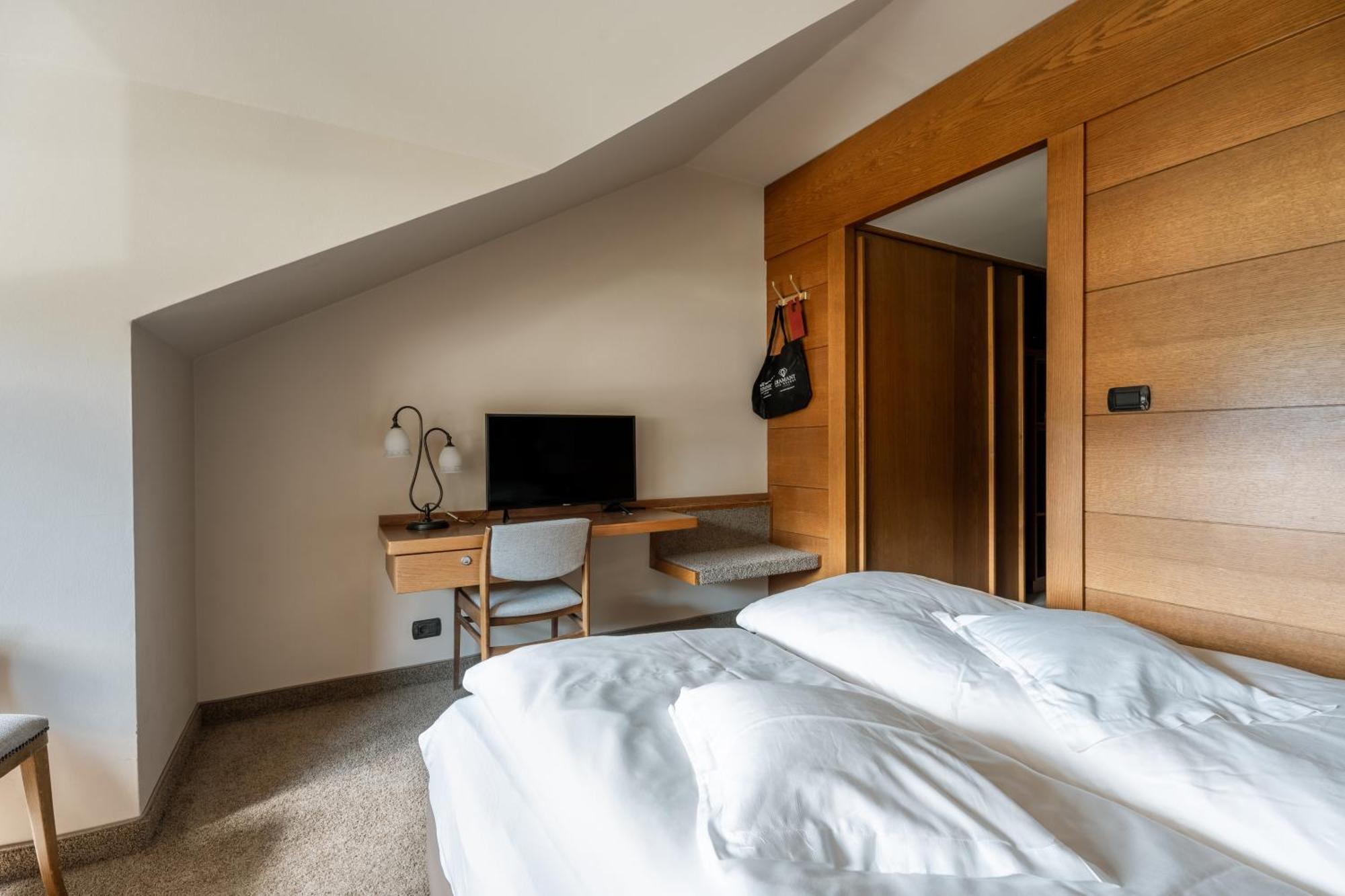 Dominik Alpine City Wellness Hotel - Adults Only Bressanone Bagian luar foto