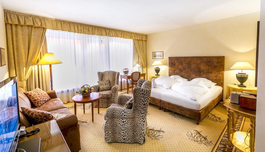 Dominik Alpine City Wellness Hotel - Adults Only Bressanone Bagian luar foto